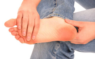 Почему возникает и как лечится боль в сухожилии стопы?