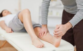 Что представляет собой плоскостопие и как его лечить?